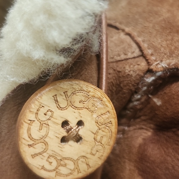 Ugg   short boats size 6 US - Picture 7 of 11